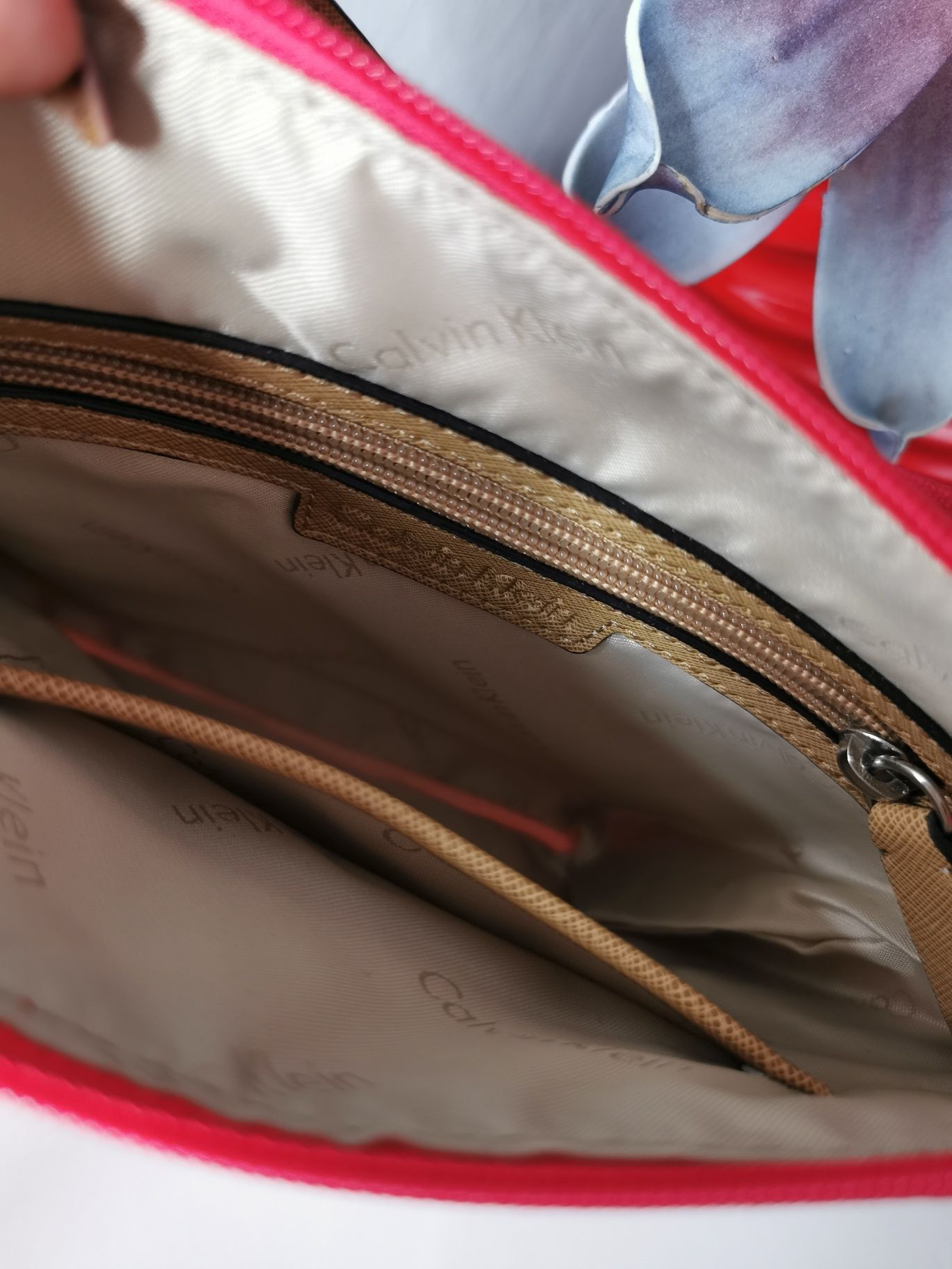 Torebka Calvin Klein z długim regulowanym paskiem