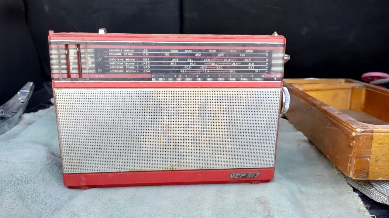 VEF 317 красный радио приёмник СССР.