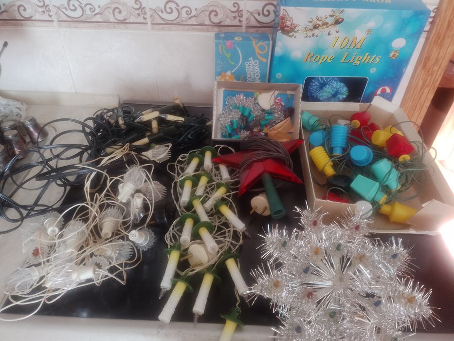 Новорічні прикраси, декор, гірлянди, свічки, Дід Мороз