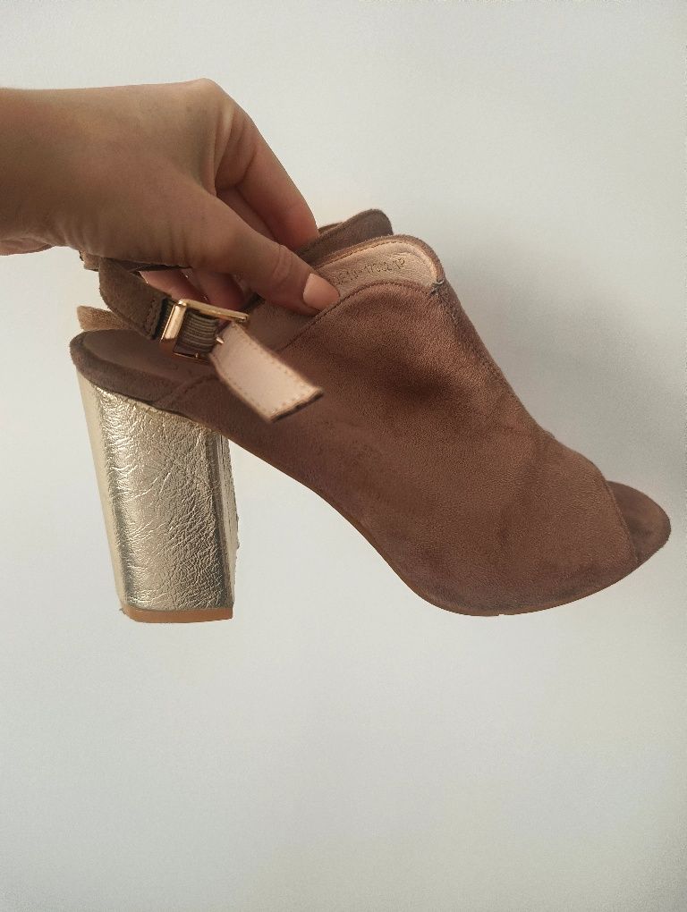 Buty na koturnie 38