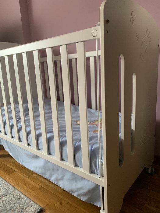 Berço branco para bébé.