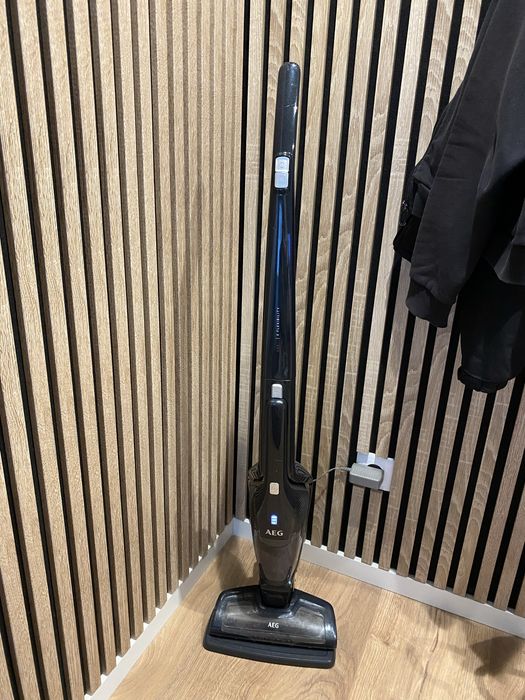 Aspirador vertical AEG
