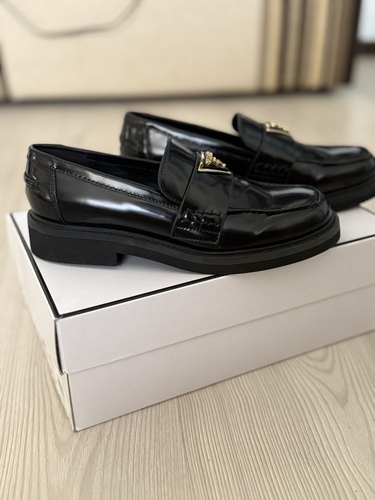 Лофери жіночі Guess