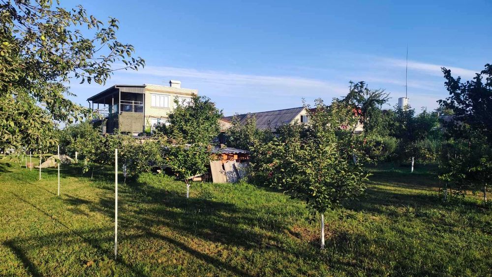 Продаж будинку в мальовничому місці біля водойми з гарним краєвидом