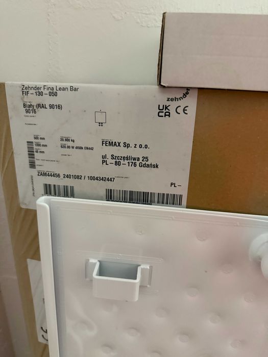 Grzejnik łazienkowy FINA LEAN BAR H1300 L500
620W 
Biały/Biały ZEHNDER