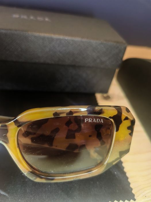 Prada okulary przeciwsłoneczne uniseks glamour czarno brązowe