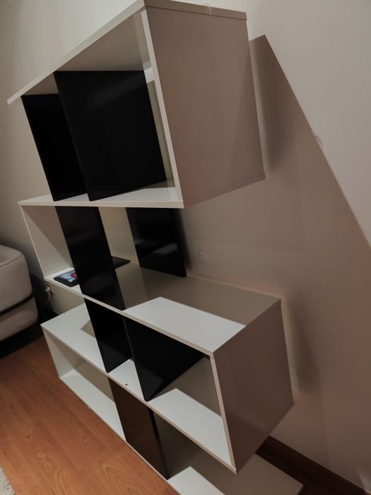 Estante modelar preta e branca