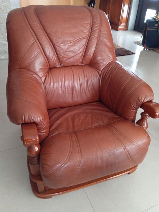 Conjunto de sofá e dois cadeirões em pele