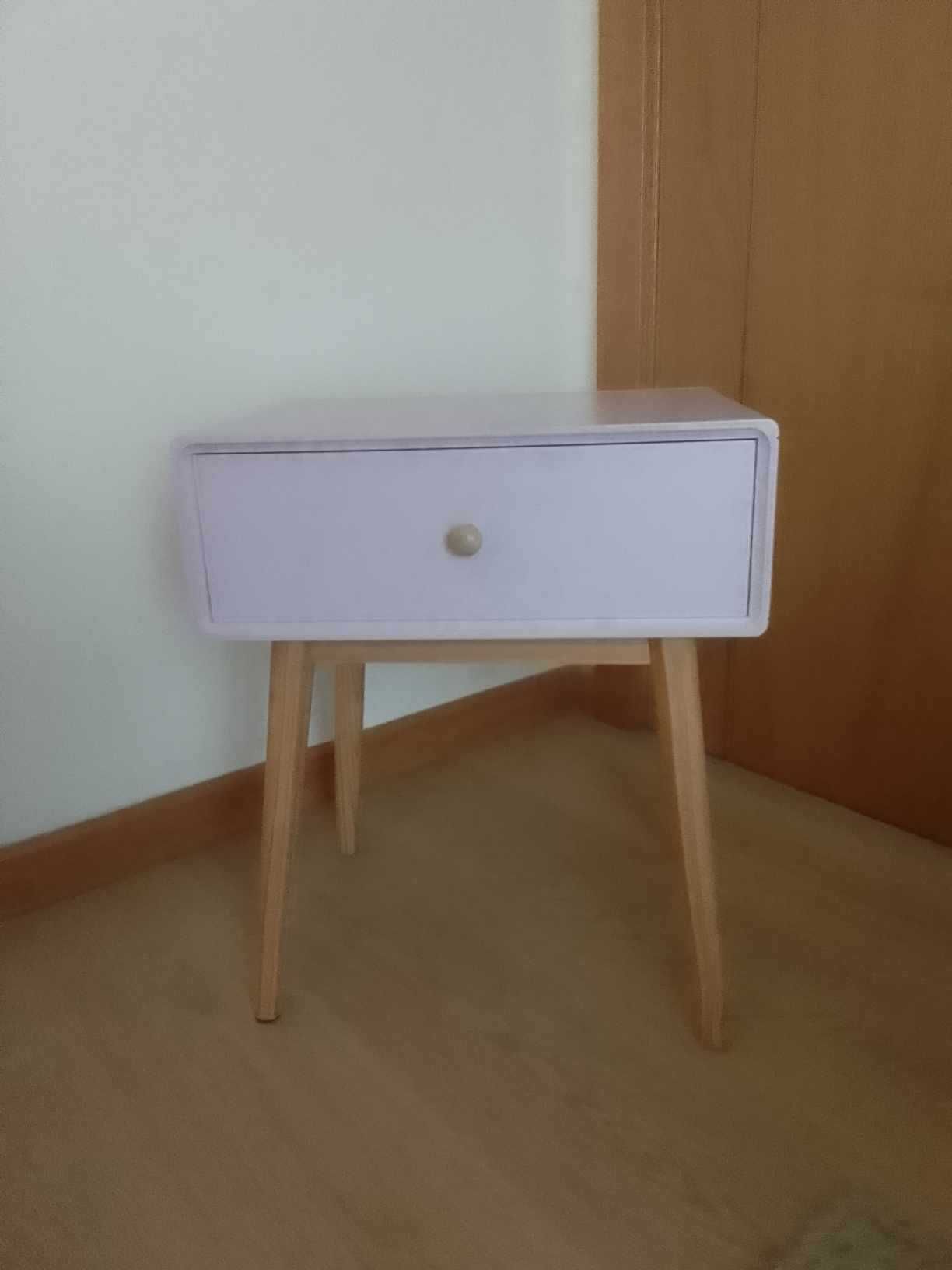 Mesa-de-cabeceira com gaveta (cor de rosa)