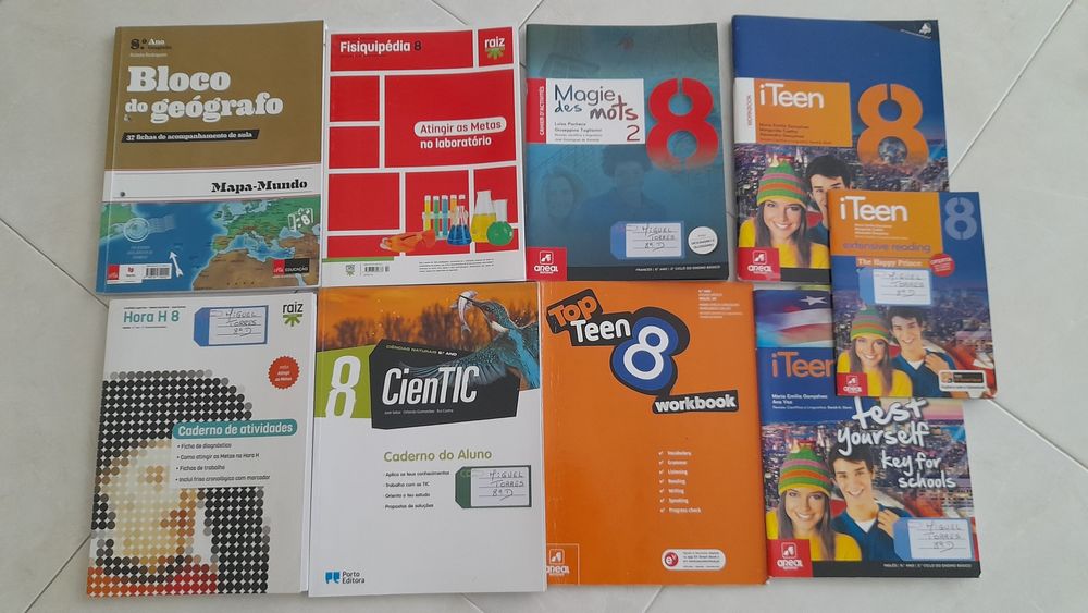 Livros escolares usados de fichas do 8°ano