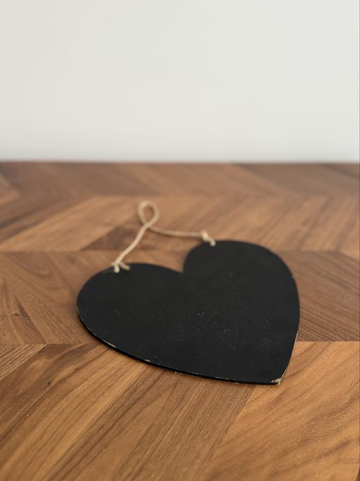 Czarna drewniana zawieszka serce tablica kredowa 20x24 cm, używana