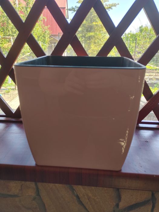 Красивый квардатный цветошник