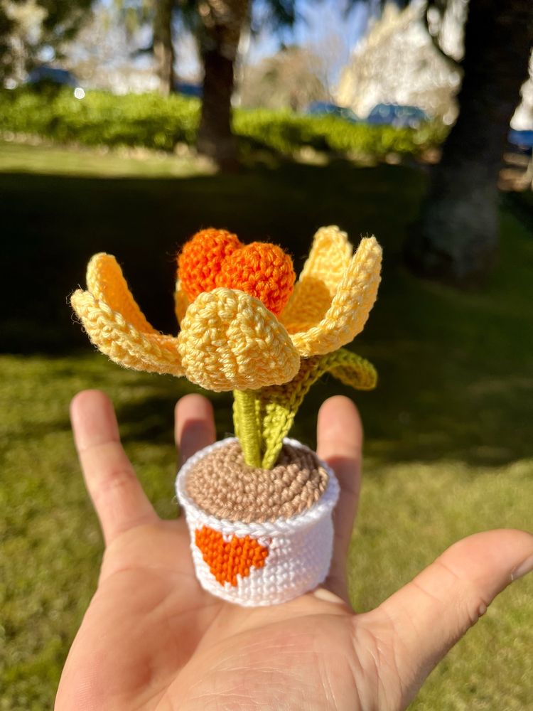Flor com coração em crochet