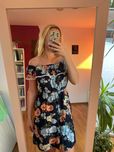 sukienka w kwiaty z odkrytymi ramionami Comeng 38 M