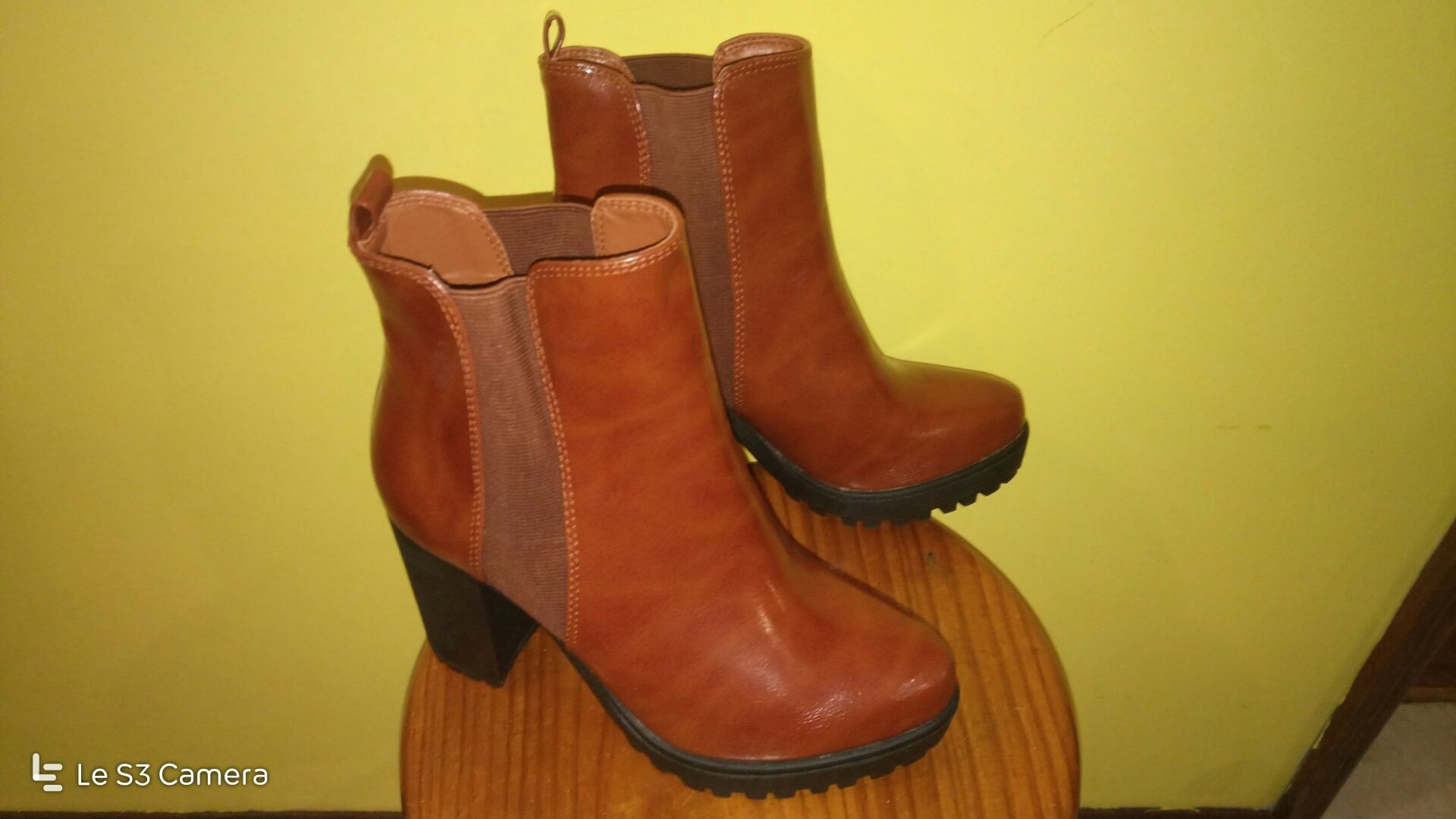 Botins camel, salto alto, novos, marca SMF.