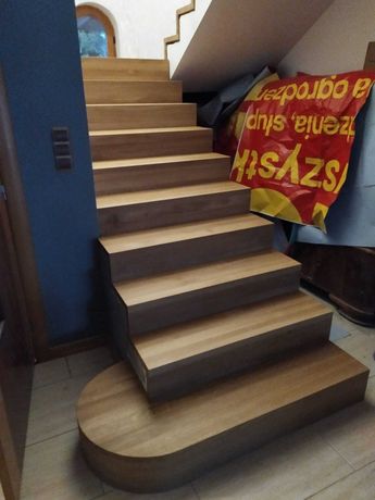 Drewniane schody dywanowe