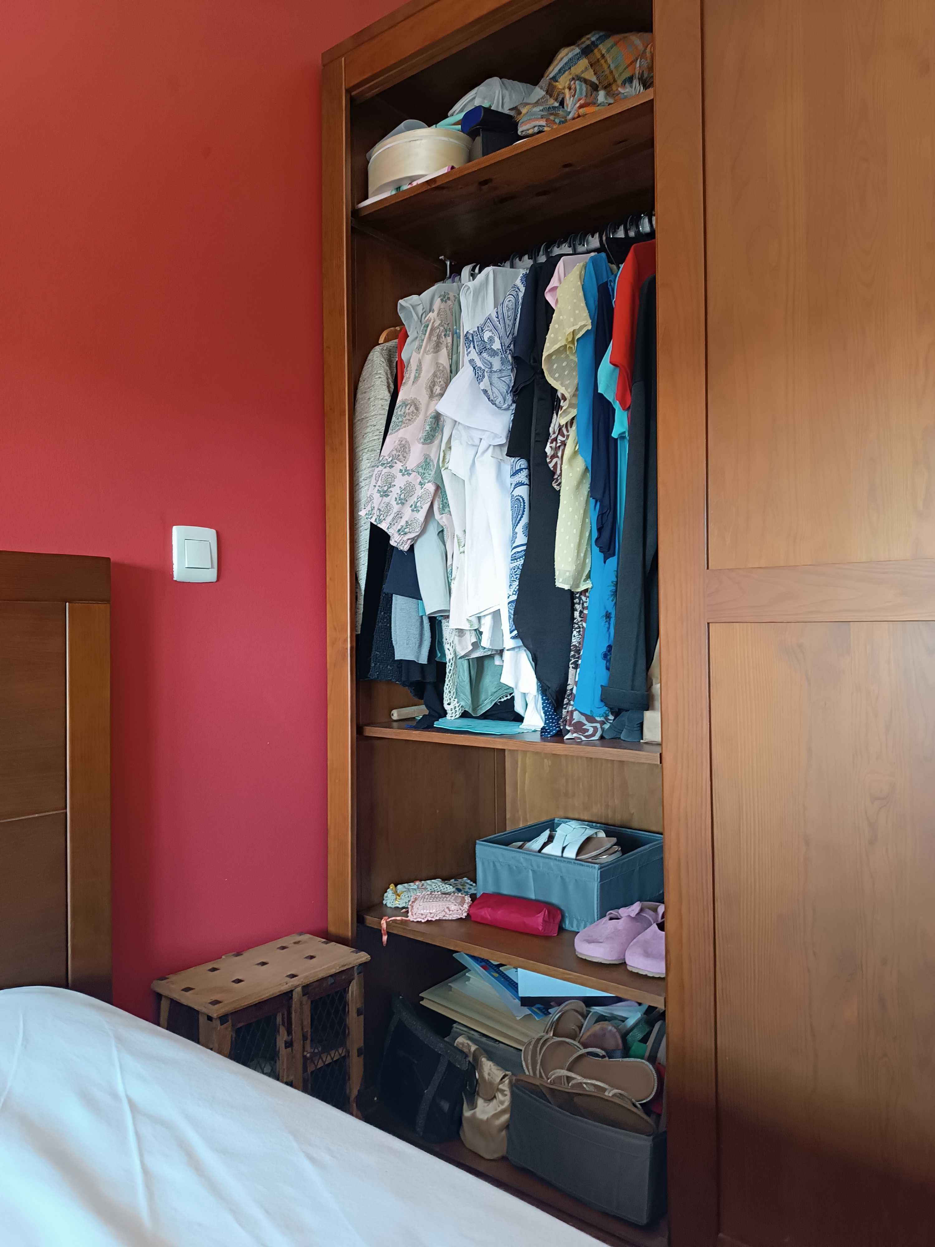 Quarto casal - cama + colchão + roupeiro + cômoda + mesa cabeceira