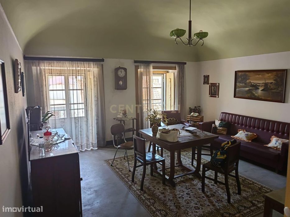 Prédio Misto à Venda – Comércio e Habitação T4 no Centro de Santiago d