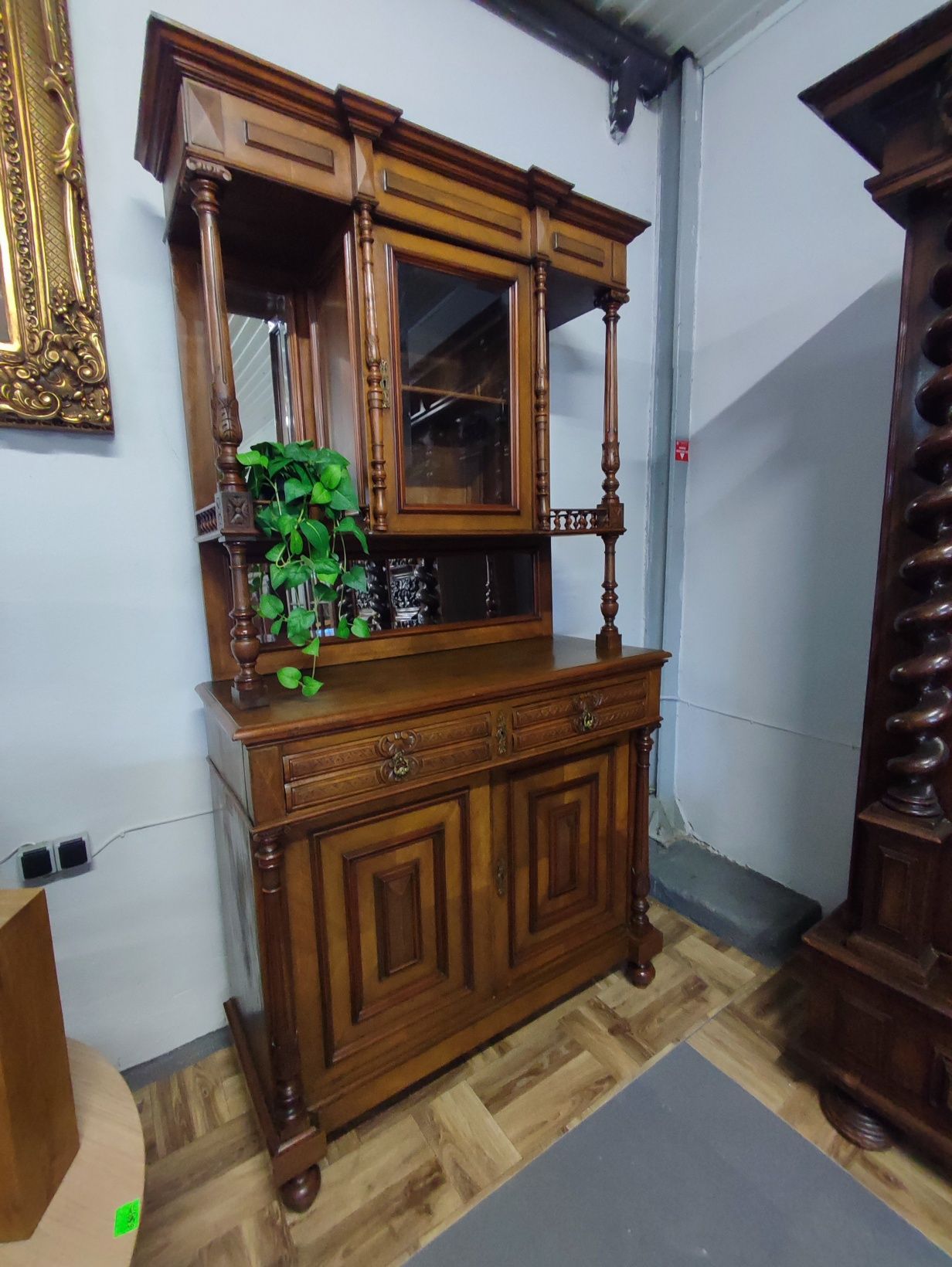 Piękny kredens drewniany