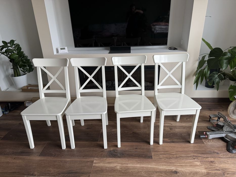 Cztery biale krzesla  ikea