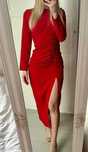 Elegancka czerwona drapowana sukienka midi z rozcięciem Zara