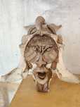 Figura decorativa em osso e barro