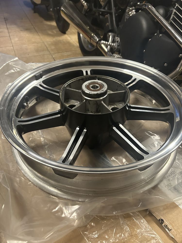 Felga tył Triumph Bonneville SE