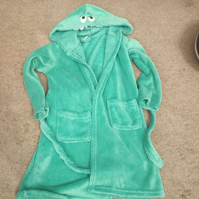 Szlafrok zielony rozmiar 5-6 lat stan bardzo dobry z paskiem