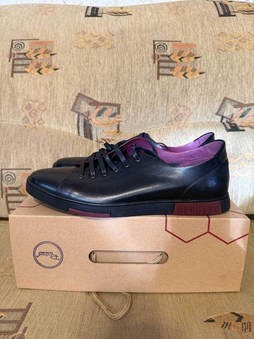 Три пары обуви (Jack Wolfskin, Safety Jogger, Respect yourself)