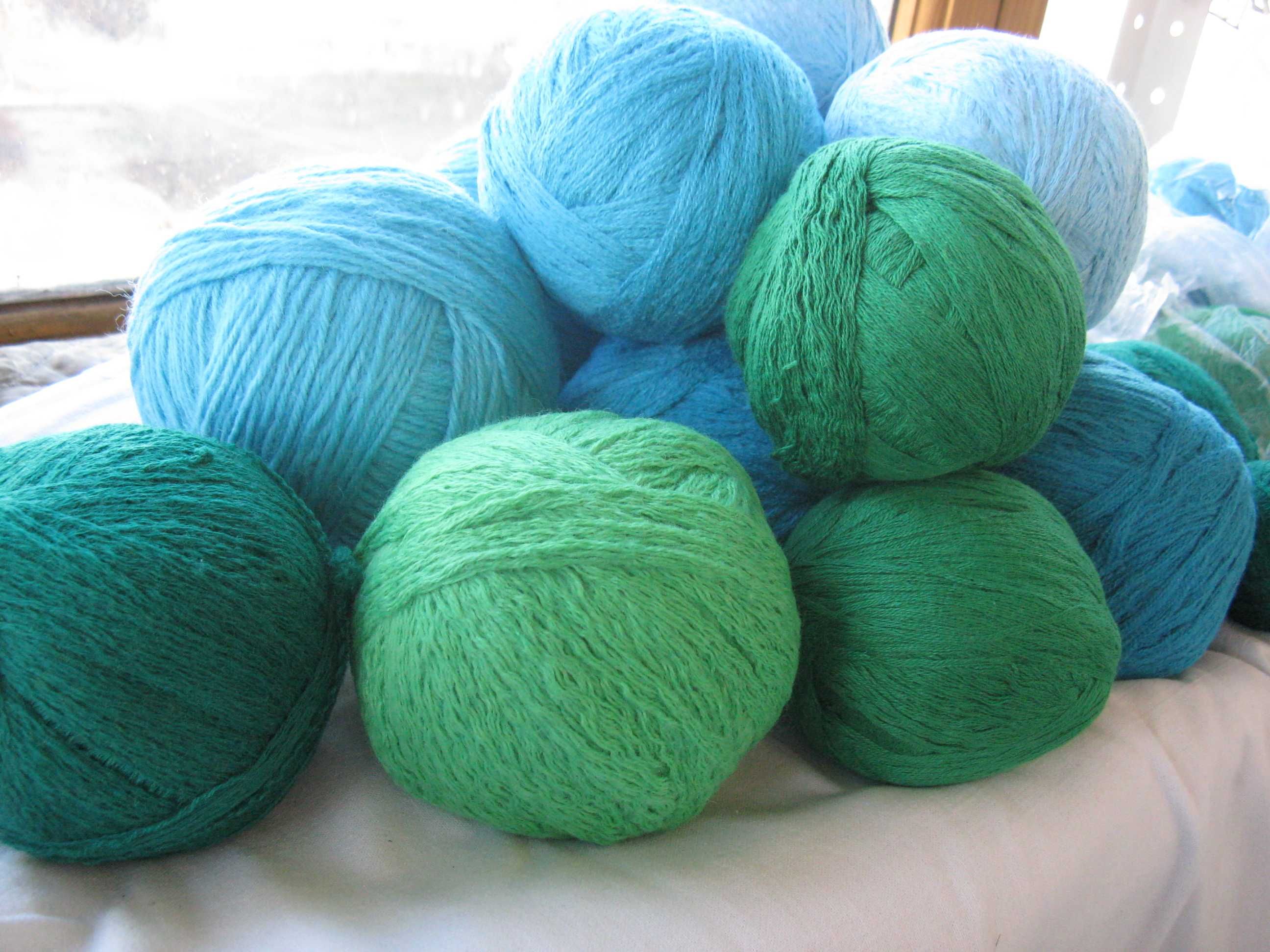 пряжа для вязаня зеленого цвета и оттенков в клубках
