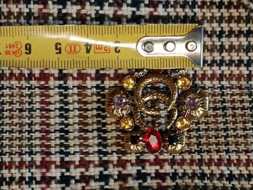 Nowa piękna broszka logowana złota z kamieniami GG Gucci.