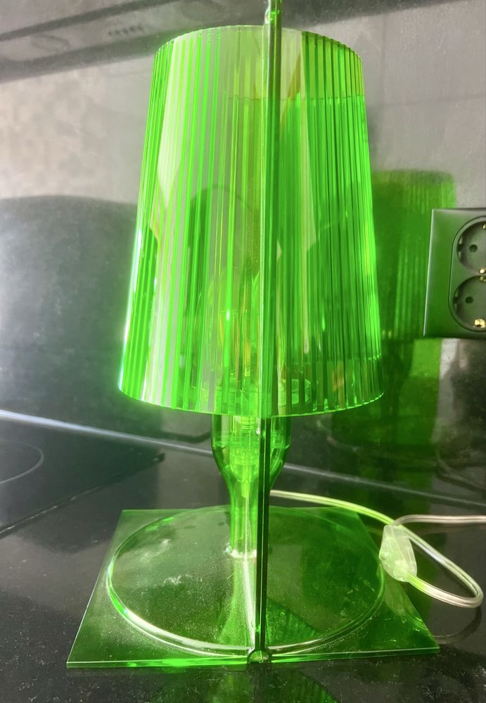 Candeeiro de mesa verde marca Kartell Take