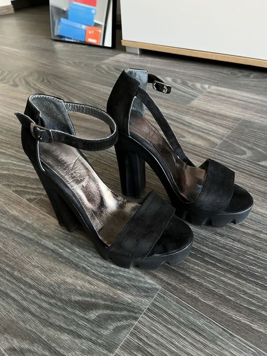 Босоніжки на підборах