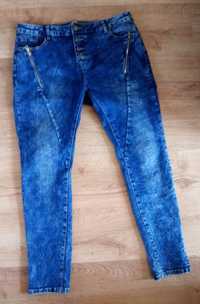 Ciemnoniebieskie jeansy