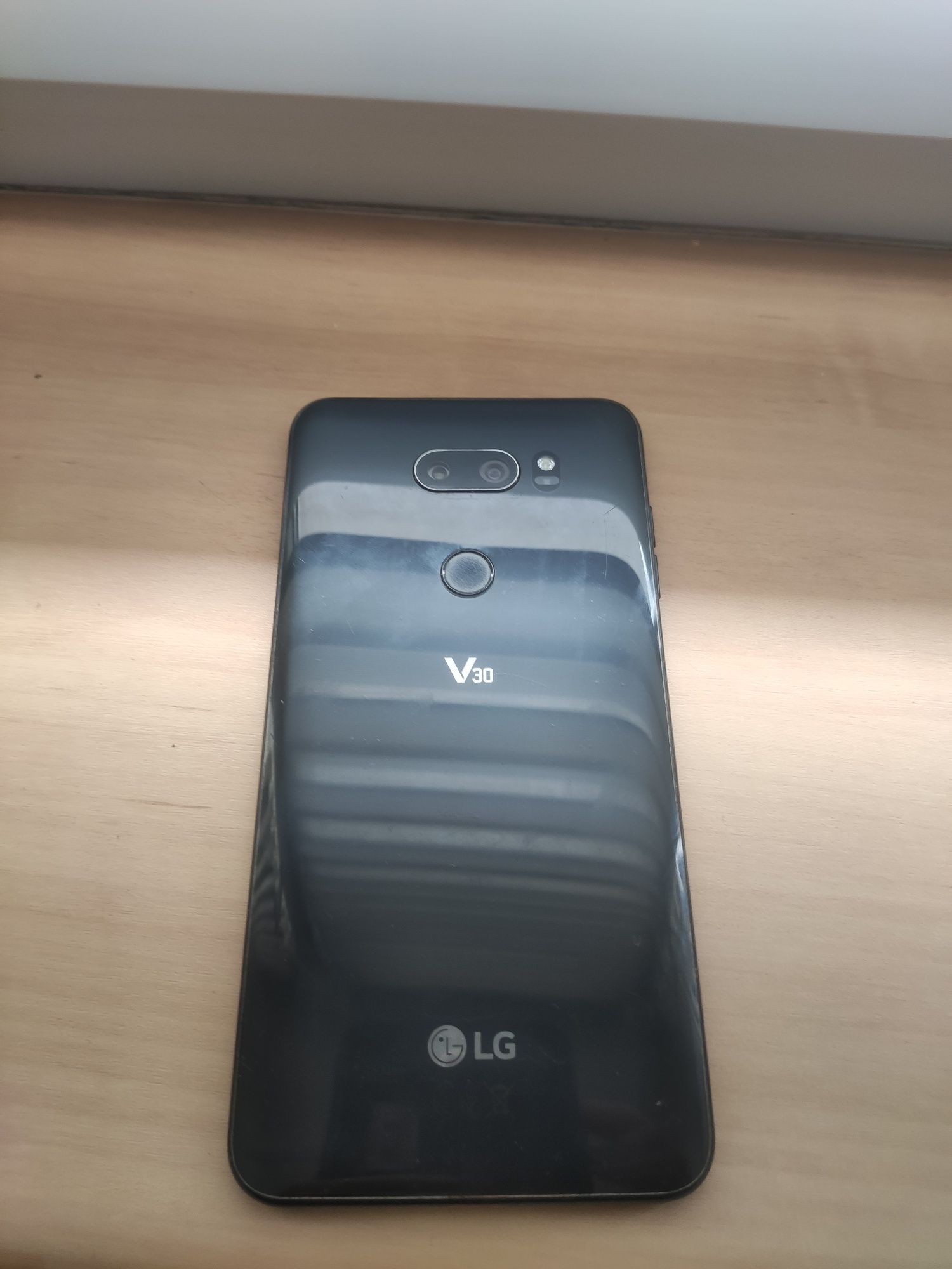 LG v30 czarny smartfon