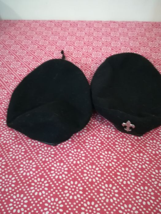 Dwa berety harcerskie