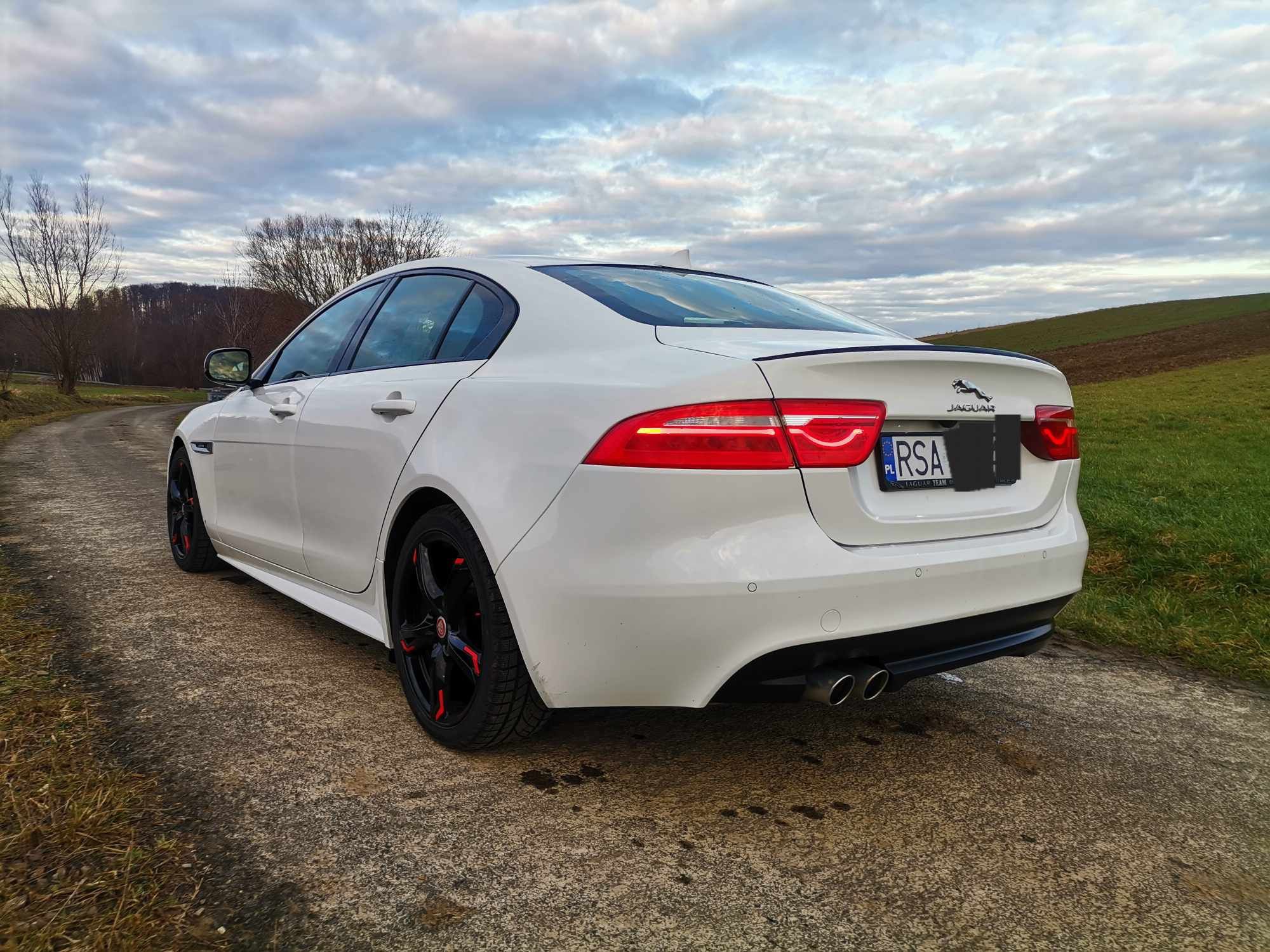 Jaguar XE 2.0 D R-Sport Premium