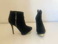 Botas pretas e douradas