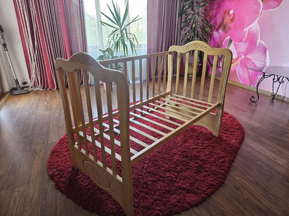 Дитяче дерев'яне ліжечко