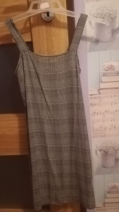 Sukienka na szelkach