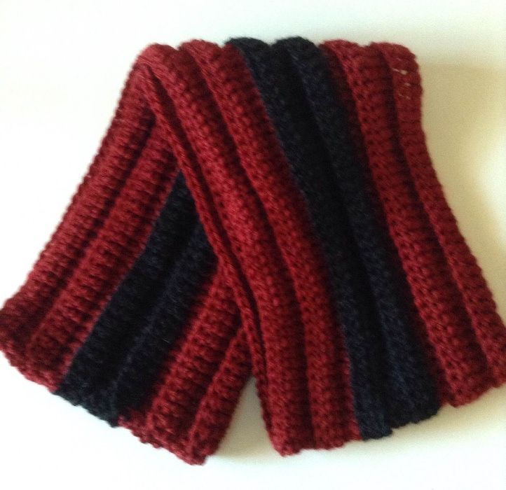 Gola artesanal muito gira bicolor, em lã de excelente qualidade. Nova