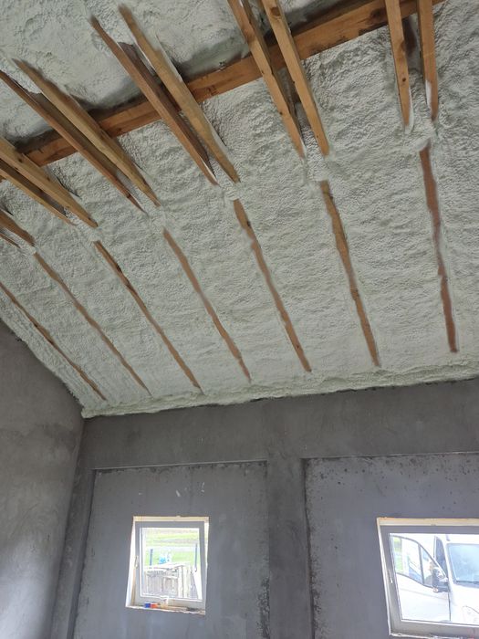 Ocieplanie dachu pianką pur poddasza ocieplenie pianą piana izolacja