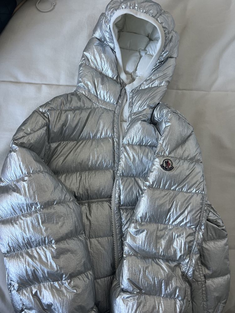 Casaco da Moncler Versátil e Multiuso Branco& Prata