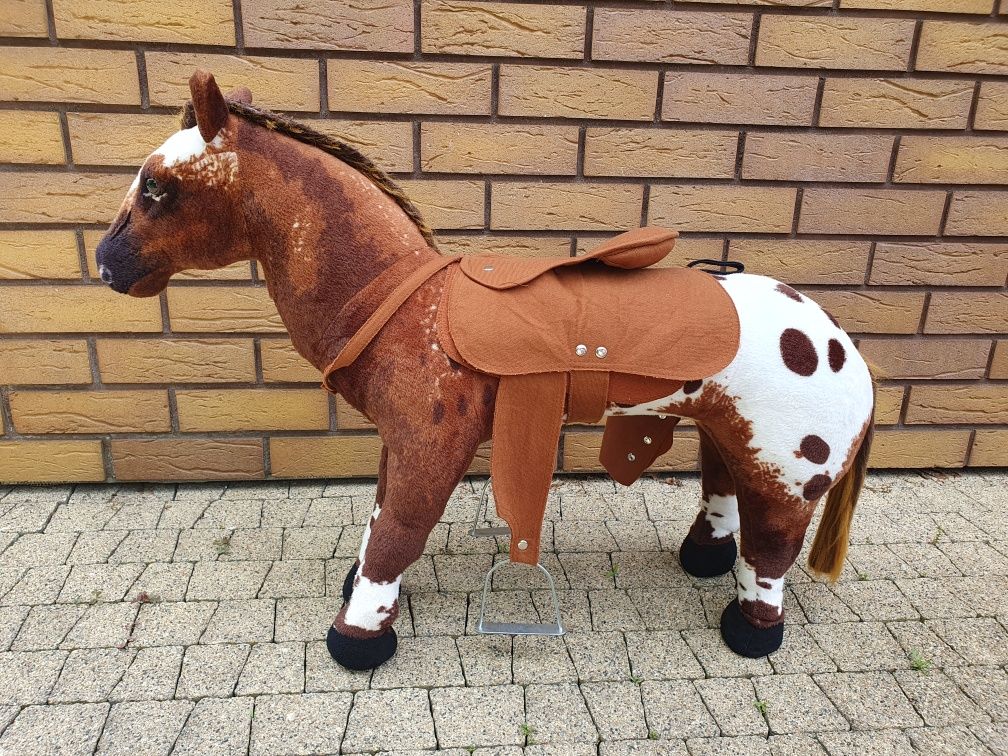 Duży stojący koń brązowy
