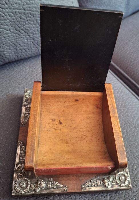 Caixa de cigarros madeira Art Deco com letras e desenhos em prata