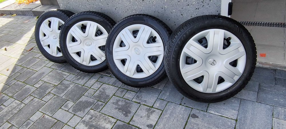 Kpl opon zimowych z felgami i kołpakami Toyota
