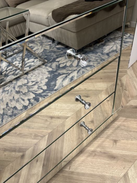 Komoda lustrzana z krysztalowymi uchwytami