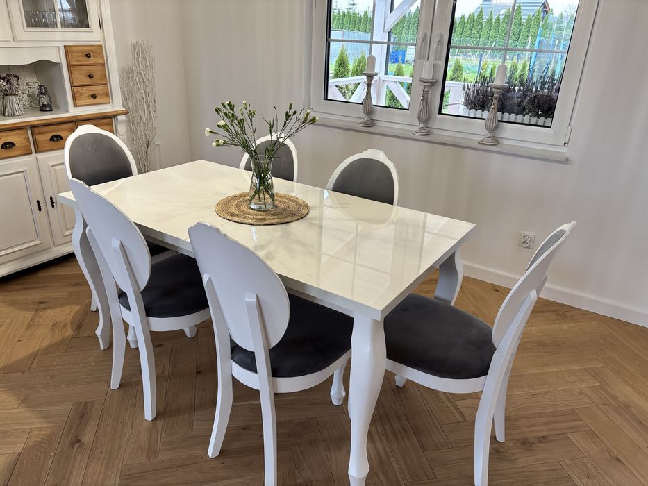 Sprzedam piekny stół z krzeslami