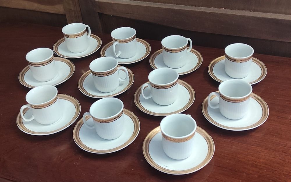 Conjunto de café, com pormenor em dourado