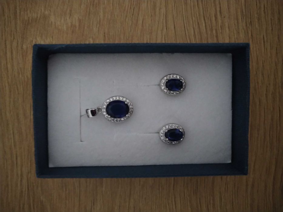 Sprzedam szafirowe kolczyki i naszyjnik